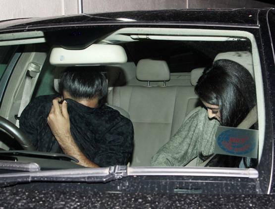 'मिस्ट्री बॉय' के साथ एक बार फिर दिखीं नव्या नवेली,  कैमरों से छिपाया चेहरा