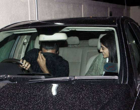 'मिस्ट्री बॉय' के साथ एक बार फिर दिखीं नव्या नवेली,  कैमरों से छिपाया चेहरा