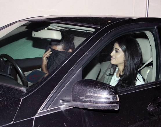 'मिस्ट्री बॉय' के साथ एक बार फिर दिखीं नव्या नवेली,  कैमरों से छिपाया चेहरा