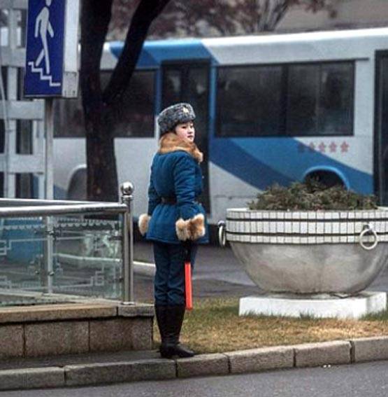 नॉर्थ कोरिया: लड़कियों के लिए ट्रैफिक पुलिस की JOB, आकर्षक होना जरूरी