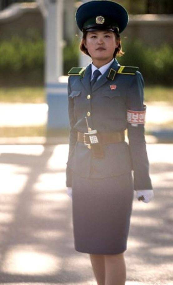 नॉर्थ कोरिया: लड़कियों के लिए ट्रैफिक पुलिस की JOB, आकर्षक होना जरूरी