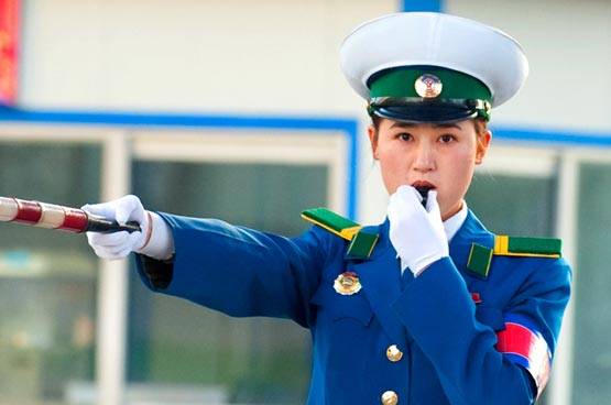 नॉर्थ कोरिया: लड़कियों के लिए ट्रैफिक पुलिस की JOB, आकर्षक होना जरूरी