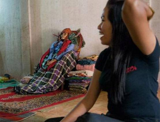 PHOTOS: इस गांव में मौत के बाद भी साथ रखते हैं परिजनों का पार्थिव शरीर