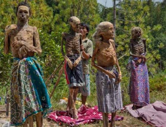 PHOTOS: इस गांव में मौत के बाद भी साथ रखते हैं परिजनों का पार्थिव शरीर