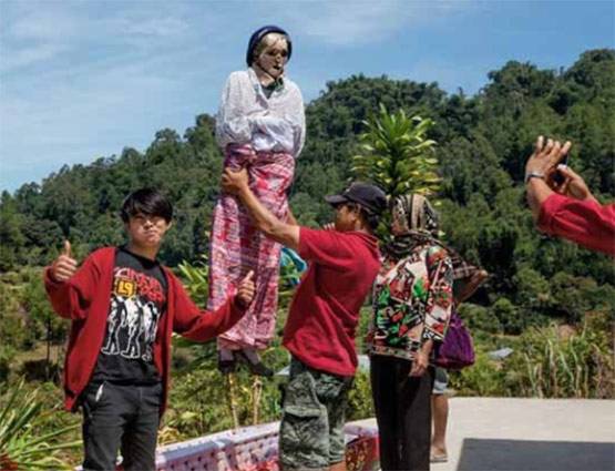 PHOTOS: इस गांव में मौत के बाद भी साथ रखते हैं परिजनों का पार्थिव शरीर