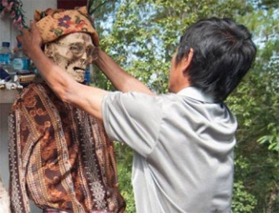 PHOTOS: इस गांव में मौत के बाद भी साथ रखते हैं परिजनों का पार्थिव शरीर