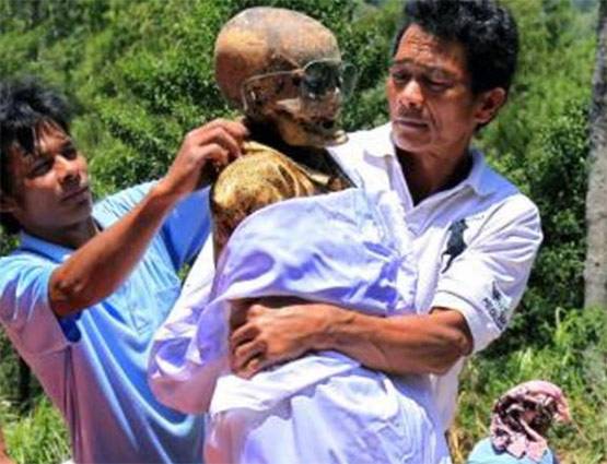 PHOTOS: इस गांव में मौत के बाद भी साथ रखते हैं परिजनों का पार्थिव शरीर