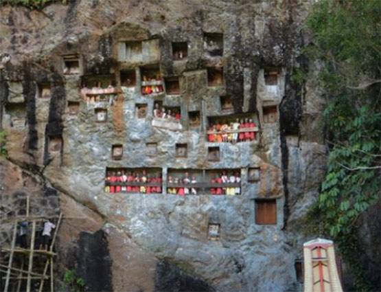 PHOTOS: इस गांव में मौत के बाद भी साथ रखते हैं परिजनों का पार्थिव शरीर