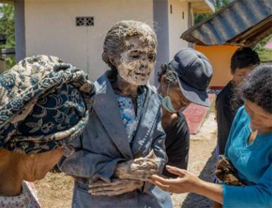 PHOTOS: इस गांव में मौत के बाद भी साथ रखते हैं परिजनों का पार्थिव शरीर