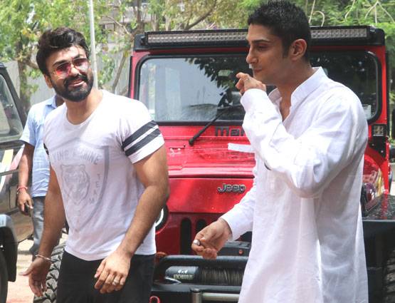 बेटों ने मनाया राज बब्बर का बर्थडे, सौतेले भाई मिले गले