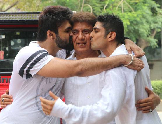 बेटों ने मनाया राज बब्बर का बर्थडे, सौतेले भाई मिले गले