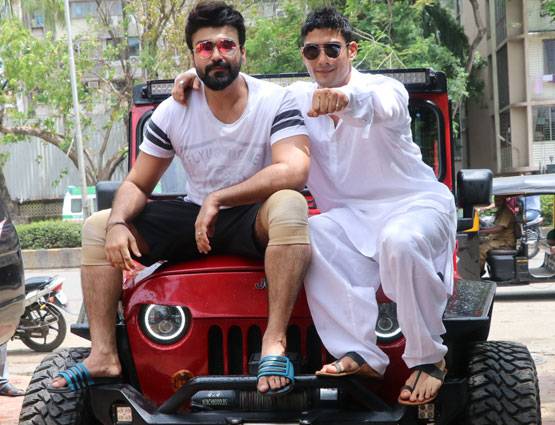 बेटों ने मनाया राज बब्बर का बर्थडे, सौतेले भाई मिले गले