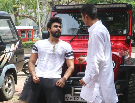 बेटों ने मनाया राज बब्बर का बर्थडे, सौतेले भाई मिले गले