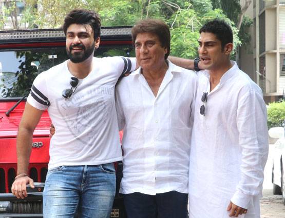 बेटों ने मनाया राज बब्बर का बर्थडे, सौतेले भाई मिले गले