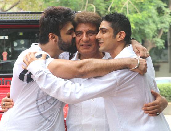 बेटों ने मनाया राज बब्बर का बर्थडे, सौतेले भाई मिले गले