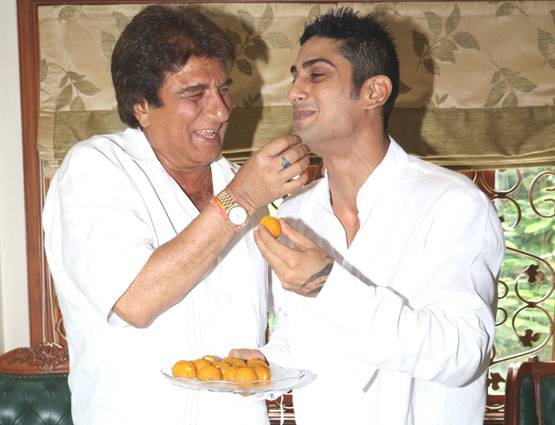 बेटों ने मनाया राज बब्बर का बर्थडे, सौतेले भाई मिले गले