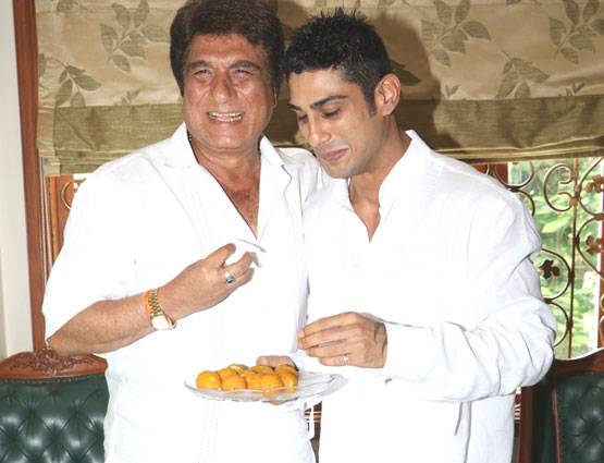 बेटों ने मनाया राज बब्बर का बर्थडे, सौतेले भाई मिले गले