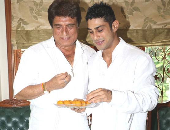 बेटों ने मनाया राज बब्बर का बर्थडे, सौतेले भाई मिले गले