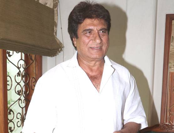 बेटों ने मनाया राज बब्बर का बर्थडे, सौतेले भाई मिले गले