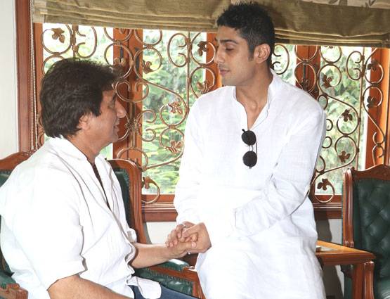 बेटों ने मनाया राज बब्बर का बर्थडे, सौतेले भाई मिले गले