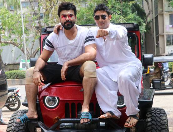 बेटों ने मनाया राज बब्बर का बर्थडे, सौतेले भाई मिले गले