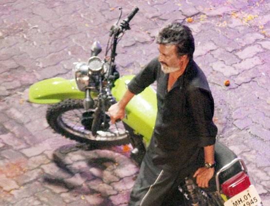 रजनीकांत की फिल्म के सेट से तस्वीरें हुईं लीक, मुंबई में चल रही है शूटिंग