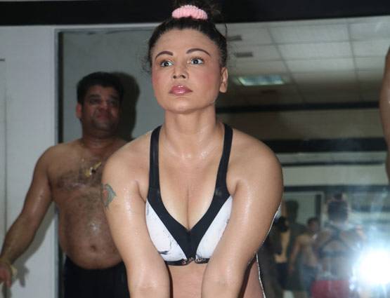 राखी ने किया योग, कहा- टमाटर जैसे गाल का यही है कारण