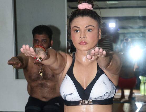 राखी ने किया योग, कहा- टमाटर जैसे गाल का यही है कारण