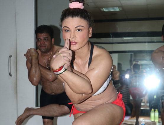 राखी ने किया योग, कहा- टमाटर जैसे गाल का यही है कारण