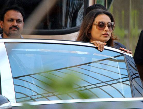 PHOTO: रानी का ये OUTFIT देखकर आपको 90s के दिनों की याद आ जाएगी...