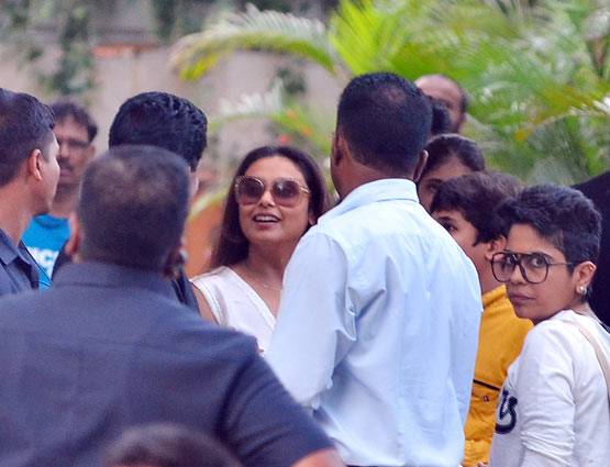 PHOTO: रानी का ये OUTFIT देखकर आपको 90s के दिनों की याद आ जाएगी...