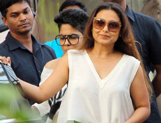 PHOTO: रानी का ये OUTFIT देखकर आपको 90s के दिनों की याद आ जाएगी...