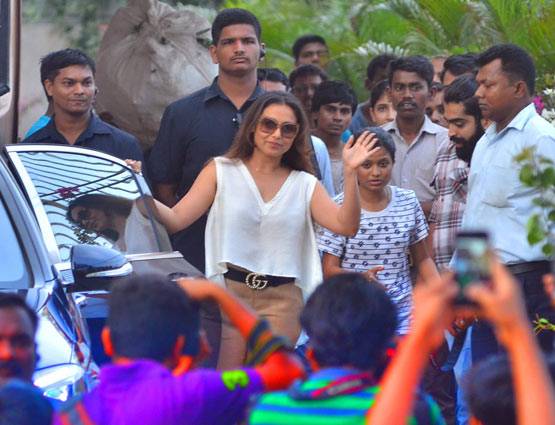 PHOTO: रानी का ये OUTFIT देखकर आपको 90s के दिनों की याद आ जाएगी...