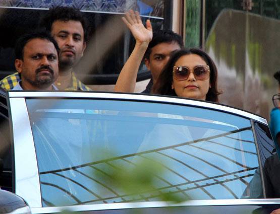 PHOTO: रानी का ये OUTFIT देखकर आपको 90s के दिनों की याद आ जाएगी...