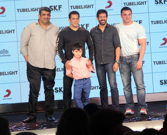 PHOTOS: सलमान ने ट्यूबलाइट के मेटिन संग दिखाया  नागिन डांस