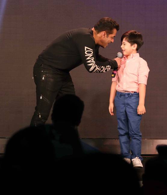 PHOTOS: सलमान ने ट्यूबलाइट के मेटिन संग दिखाया  नागिन डांस