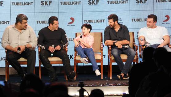 PHOTOS: सलमान ने ट्यूबलाइट के मेटिन संग दिखाया  नागिन डांस