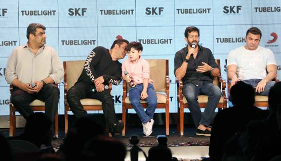 PHOTOS: सलमान ने ट्यूबलाइट के मेटिन संग दिखाया  नागिन डांस