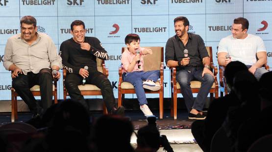 PHOTOS: सलमान ने ट्यूबलाइट के मेटिन संग दिखाया  नागिन डांस