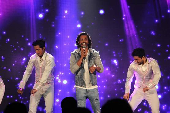 PHOTOS: सलमान ने ट्यूबलाइट के मेटिन संग दिखाया  नागिन डांस