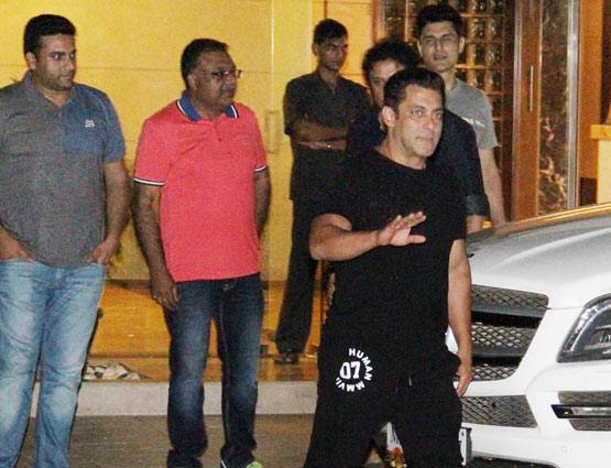 फैमिली पार्टी में 'गर्लफ्रेंड' यूलिया के साथ स्पॉट हुए सलमान