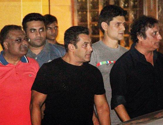 फैमिली पार्टी में 'गर्लफ्रेंड' यूलिया के साथ स्पॉट हुए सलमान