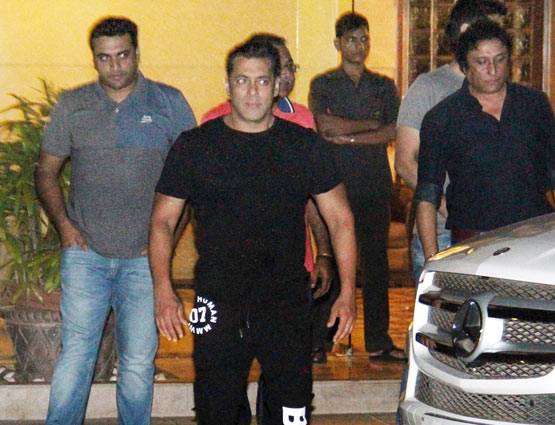 फैमिली पार्टी में 'गर्लफ्रेंड' यूलिया के साथ स्पॉट हुए सलमान