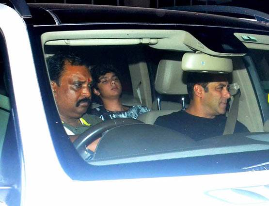 फैमिली पार्टी में 'गर्लफ्रेंड' यूलिया के साथ स्पॉट हुए सलमान