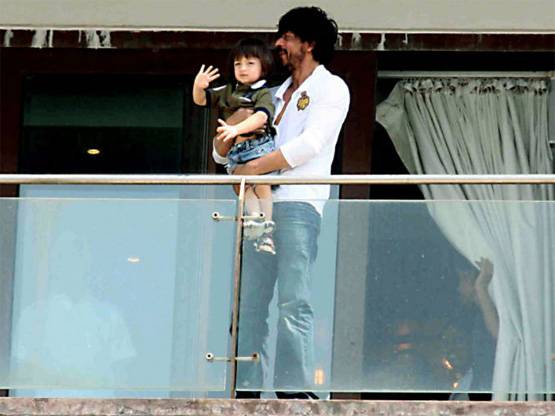 50 रुपये थी शाहरुख खान की पहली सैलरी, 25 साल में कमाई इतनी दौलत