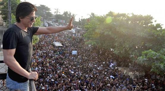 50 रुपये थी शाहरुख खान की पहली सैलरी, 25 साल में कमाई इतनी दौलत