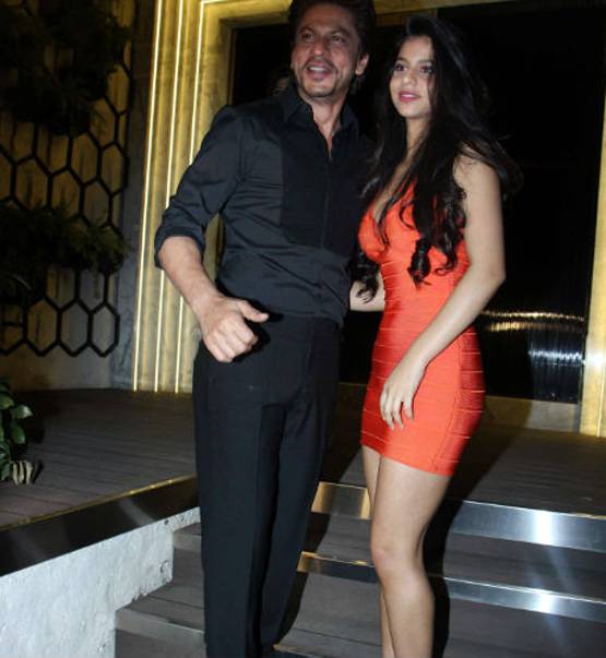 60,000 की ड्रेस पहन शाहरुख के साथ पार्टी में पहुंची बेटी...