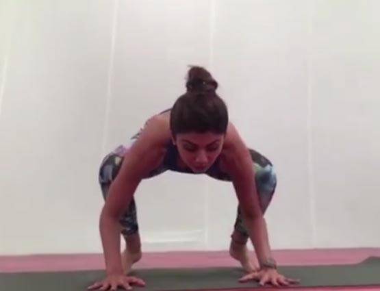 बॉलीवुड के सितारों ने ऐसे किया योग, बाबा रामदेव भी जाएंगे चौंक