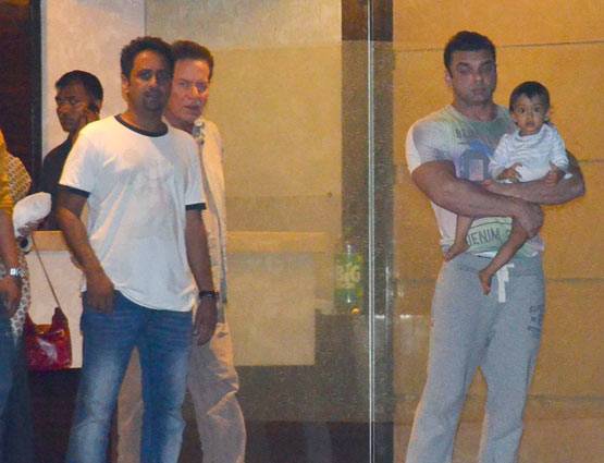 फैमिली पार्टी में 'गर्लफ्रेंड' यूलिया के साथ स्पॉट हुए सलमान