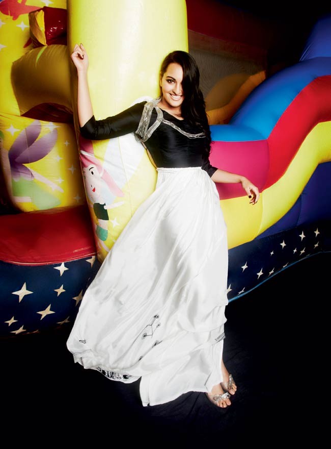 PHOTOS में देखें B'Day गर्ल सोनाक्षी सिन्हा का ग्लैमरस LOOK...